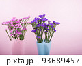 ピンクの背景の二色のハナハマサジの花束 93689457