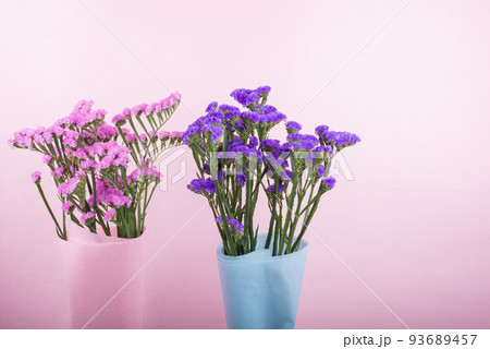 ピンクの背景の二色のハナハマサジの花束 93689457