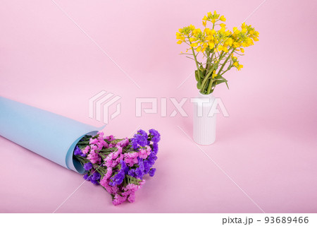 ピンクバックのハナハマサジの花束と菜の花 93689466