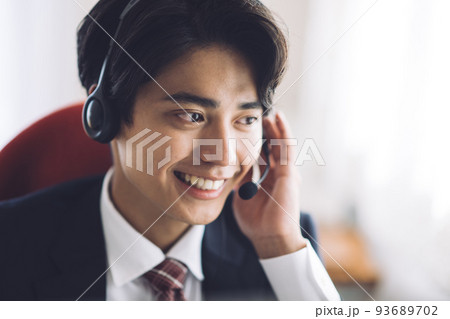 コールセンター・若い男性オペレーター 93689702