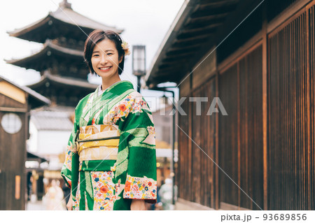 京都観光をする着物の女性 93689856