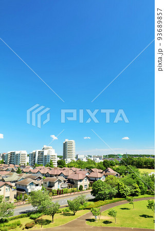 爽やかな夏の青空と街の風景 93689857