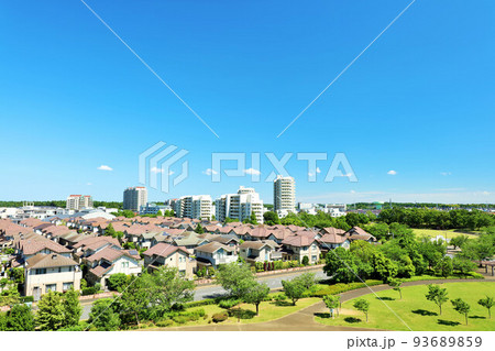 爽やかな夏の青空と街の風景 爽やかな夏の青空と街の風景 93689859