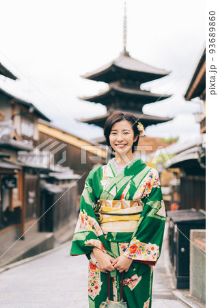 京都観光をする着物の女性 京都観光をする着物の女性 93689860