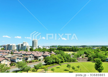 爽やかな夏の青空と街の風景 93689865