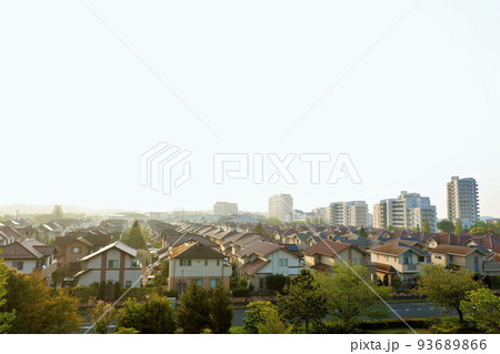 夜明けの街並み 93689866