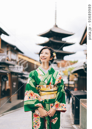 京都観光をする着物の女性 93689989