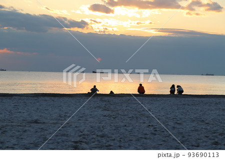 海辺のシルエット 93690113