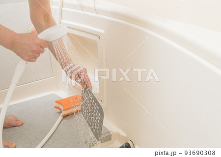 【風呂掃除をするミドル主婦　シャワーで流す】 93690308