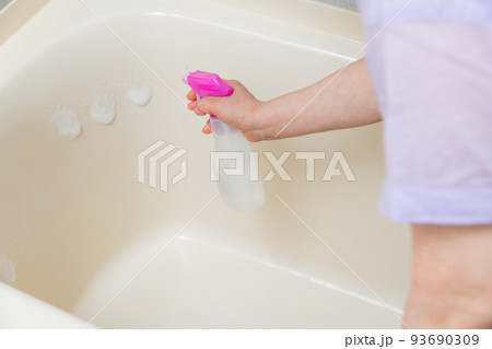 【風呂掃除をするミドル主婦　泡　スプレー有】 93690309