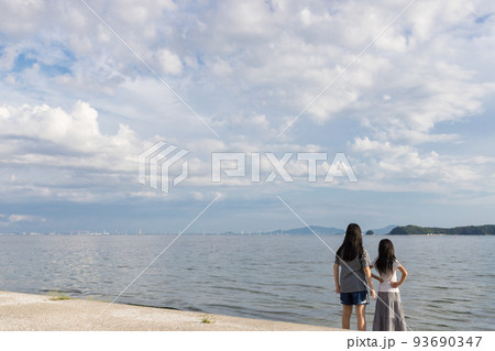 蒲郡の竹島海岸で遊んでいる子供姉妹 93690347