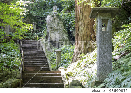 夏の山寺の風景　立石寺　参道の石段 　山形県山形市 93690855