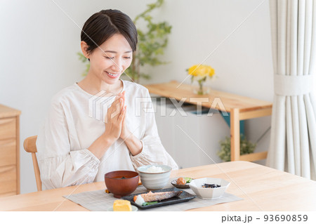 食事するミドル女性（料理・朝食・自炊・和食・健康） 93690859