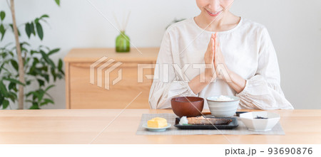 食事するミドル女性(料理・朝食・自炊・和食・健康) 食事するミドル女性(料理・朝食・自炊・和食・健康) 93690876