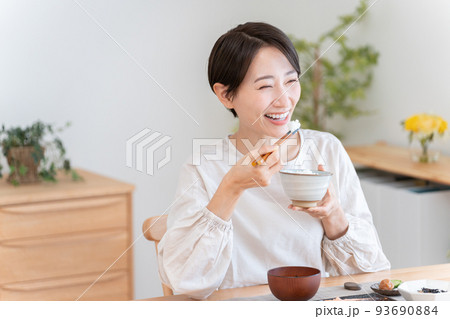 食事するミドル女性（料理・朝食・自炊・和食・健康） 93690884