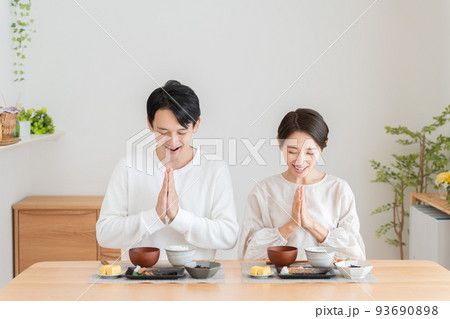 食事する夫婦（料理・朝食・自炊・和食・健康・カップル） 93690898