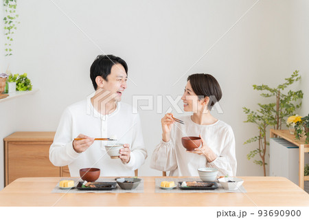 食事する夫婦（料理・朝食・自炊・和食・健康・カップル） 93690900