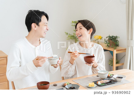 食事する夫婦（料理・朝食・自炊・和食・健康・カップル） 93690902