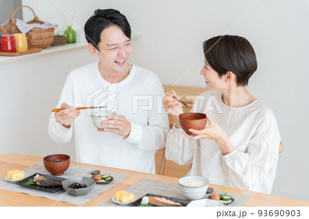 食事する夫婦(料理・朝食・自炊・和食・健康・カップル) 食事する夫婦(料理・朝食・自炊・和食・健康・カップル) 93690903