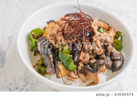 豚肉と夏野菜の丼 豚肉と夏野菜の丼 93690974