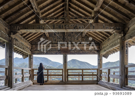 夏の山寺（立石寺）　磐司祠と女性のうしろ姿　山形県山形市 93691089