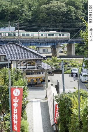 夏の山寺の風景 日枝神社の鳥居と仙山線の列車 山形県山形市 夏の山寺の風景 日枝神社の鳥居と仙山線の列車 山形県山形市 93691236