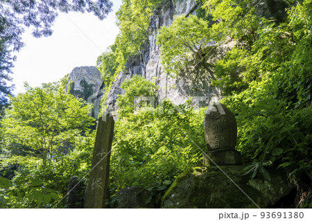 夏の山寺の風景　立石寺　せみ塚 　山形県山形市 93691380