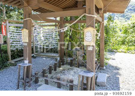夏の山寺（立石寺）の風景　亀の甲石　山形県山形市 93692159