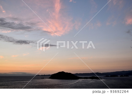 三尾川展望地からの夕日(鷹島・苅藻島を望む) 【和歌山県由良町】 三尾川展望地からの夕日(鷹島・苅藻島を望む) 【和歌山県由良町】 93692264