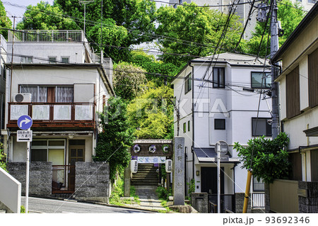 東京都　「牛天神」北野神社　石鳥居への石段 93692346