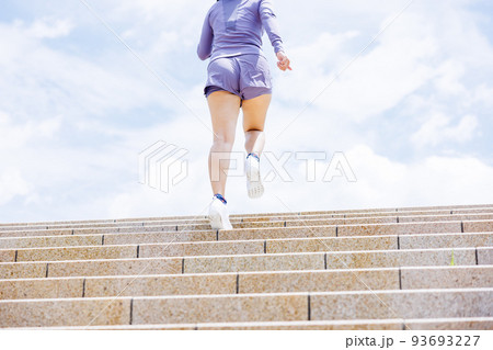 階段ダイエットで減量を目指す女性 93693227