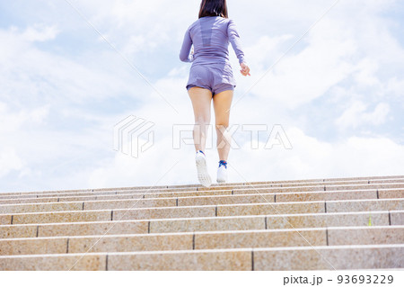 階段ダイエットで減量を目指す女性 93693229