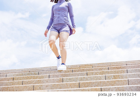 階段ダイエットで減量を目指す女性 階段ダイエットで減量を目指す女性 93693234