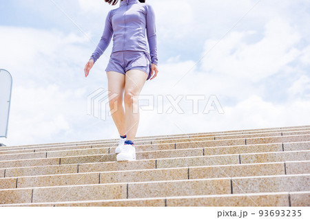 階段ダイエットで減量を目指す女性 93693235