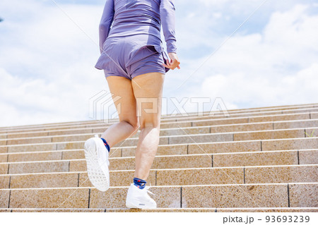 階段ダイエットで減量を目指す女性 階段ダイエットで減量を目指す女性 93693239