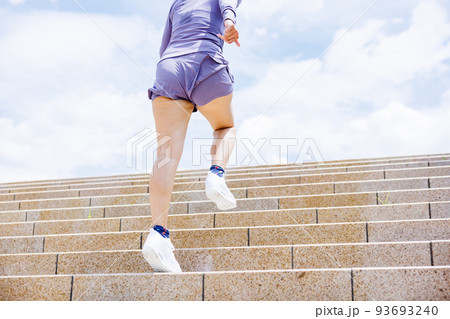 階段ダイエットで減量を目指す女性 93693240