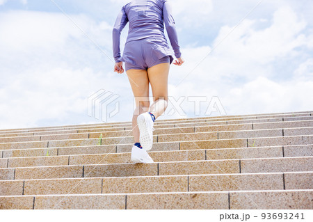 階段ダイエットで減量を目指す女性 93693241