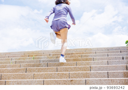 階段ダイエットで減量を目指す女性 93693242