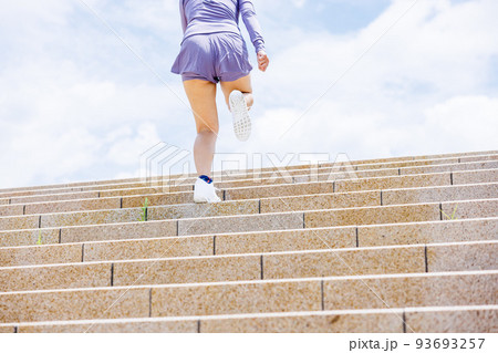 階段ダイエットで減量を目指す女性 93693257