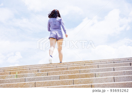 階段ダイエットで減量を目指す女性 階段ダイエットで減量を目指す女性 93693262