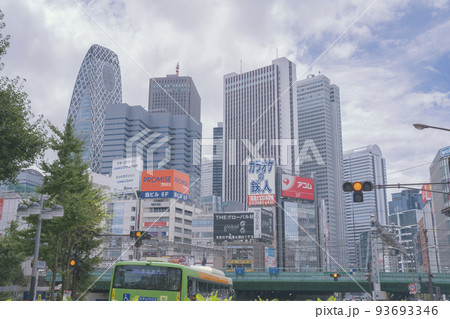 東京都新宿区のオフィス街の高層ビルが立ち並ぶ風景 93693346