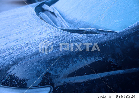 氷点下の冬に凍った車のフロントガラスとボンネット 氷点下の冬に凍った車のフロントガラスとボンネット 93693524