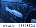 氷点下の冬に凍った車のドア 93693528