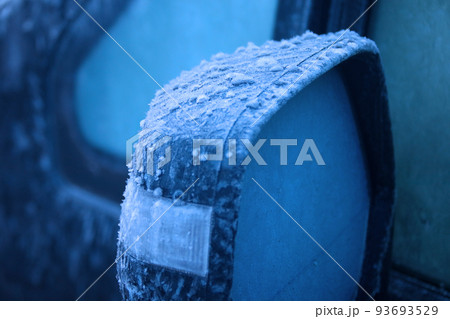 氷点下の冬に凍った車のバックミラー 93693529