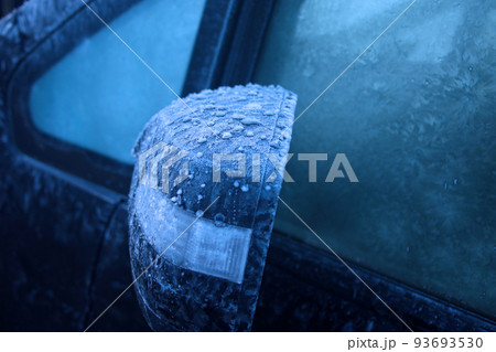 氷点下の冬に凍った車のバックミラー 93693530