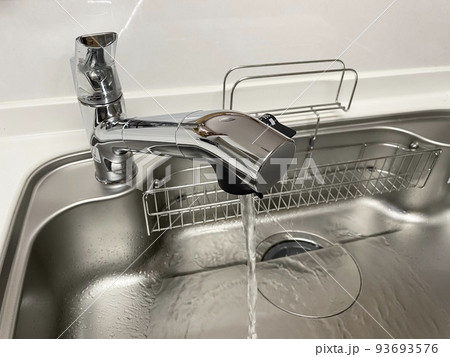 ストレートに流れる浄水器のついた流し 93693576