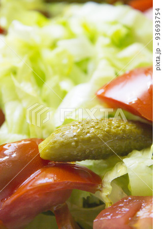 Lettuce salad with tomato and pickles Lettuce salad with tomato and pickles 93693754