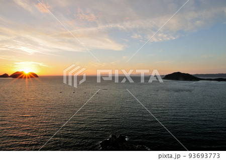 三尾川展望地からの夕日(黒島・鷹島を望む) 【和歌山県由良町】 三尾川展望地からの夕日(黒島・鷹島を望む) 【和歌山県由良町】 93693773