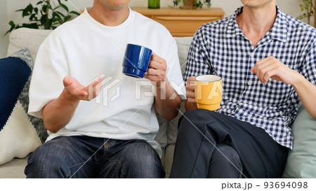 リビングで話をする男性カップル 顔無し リビングで話をする男性カップル 顔無し 93694098