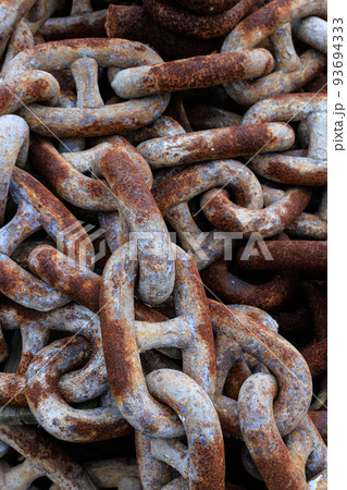 使われなくなった錆びた錨鎖の塊 93694333